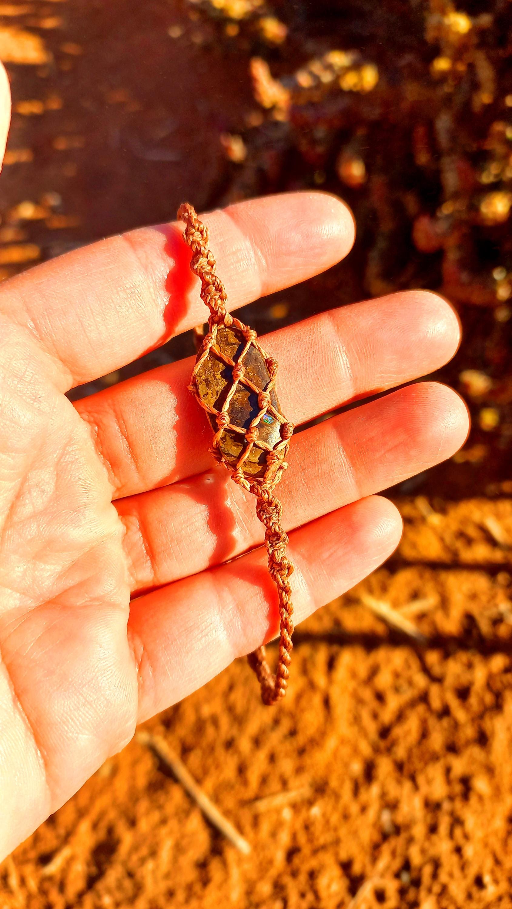 Australian Opal Makramee Armband Bracelet Boulder Australien Linhasita Australian Opal Makramee Armband Bracelet Boulder Australien Linhasita von CreativeWandaland