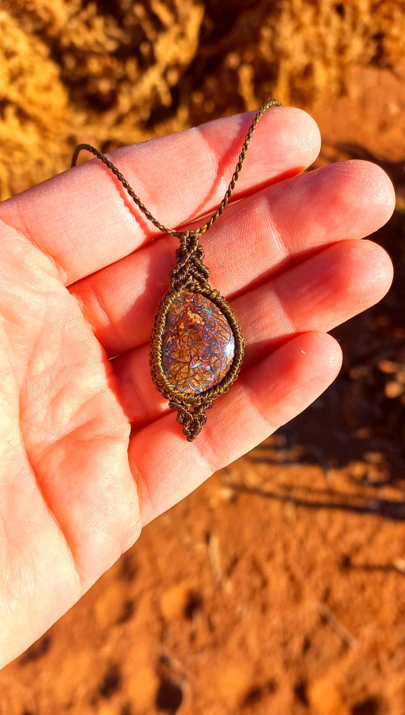 Australian Opal Makramee Kette Necklace Queensland Boulder Australien Linhasita Australian Opal Makramee Kette Necklace Queensland Boulder Australien Linhasita von CreativeWandaland