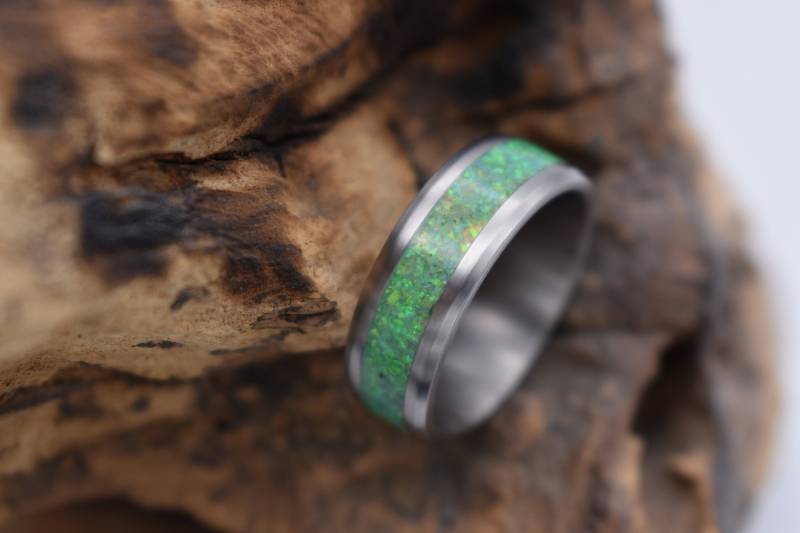 Partnerringe Ring Aus Titan Und Inlay Grünen Opalen. Edelstahl Herrenring Damenring in Handarbeit Hergestellt von CreativeWoodFactory