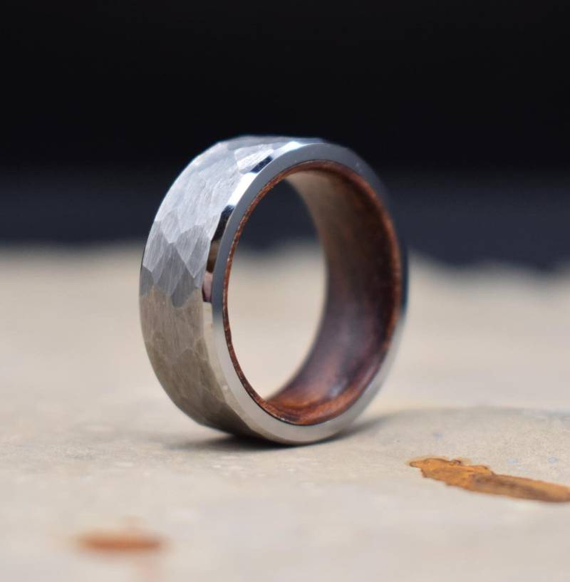 Verlobungsring Wolfram Partnerringe Holz Trauringe Hochzeit Ringe Gehämmert Stahl Freundschaftsringe Edel Eheringe Matt Gebürstet von CreativeWoodFactory