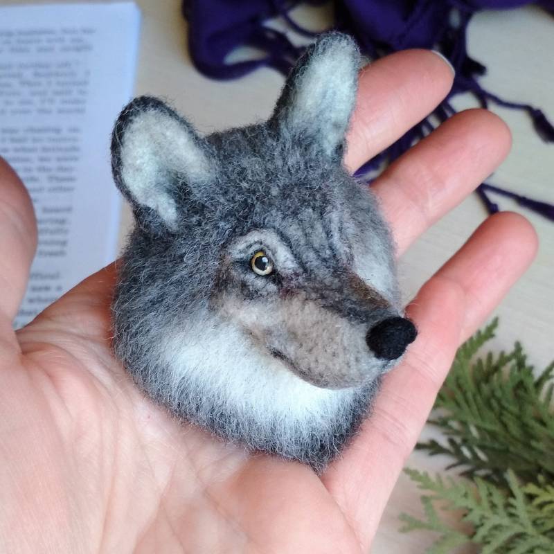 Nadelgefilzte Wolf Brosche Graue Wolle Anstecknadel, Liebhaber Geschenk von CreativeWoolStore