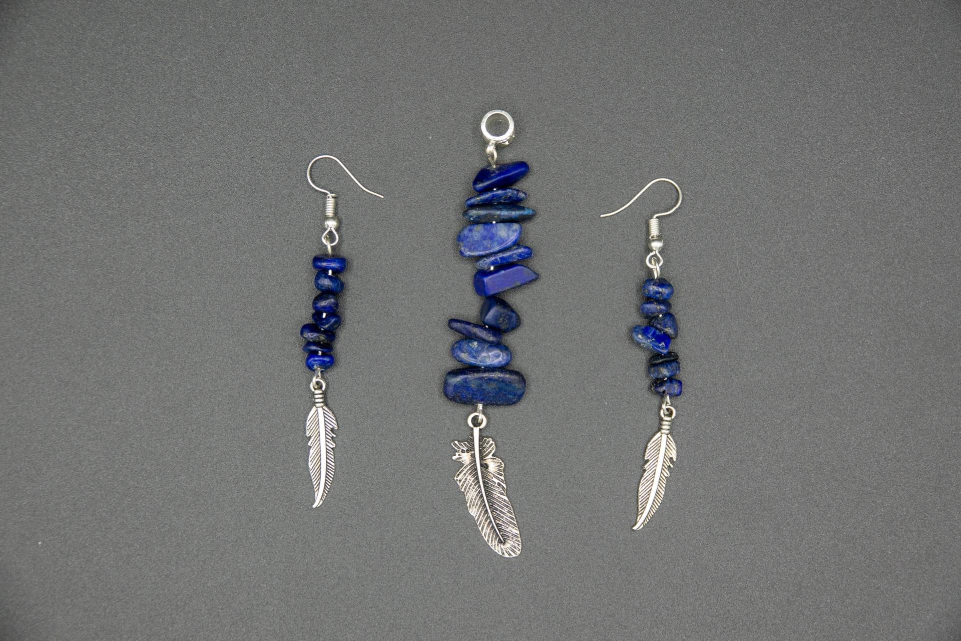 Anhänger Und Ohrringe Mit Lapislazuli-Chips Feder-Charms Anhänger Und Ohrringe Mit Lapislazuli-Chips Feder-Charms von CreativebeadcraftDE