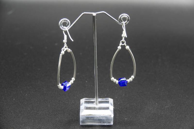 Ohrringe Aus Aluminiumdraht Und Glasperlen von CreativebeadcraftDE