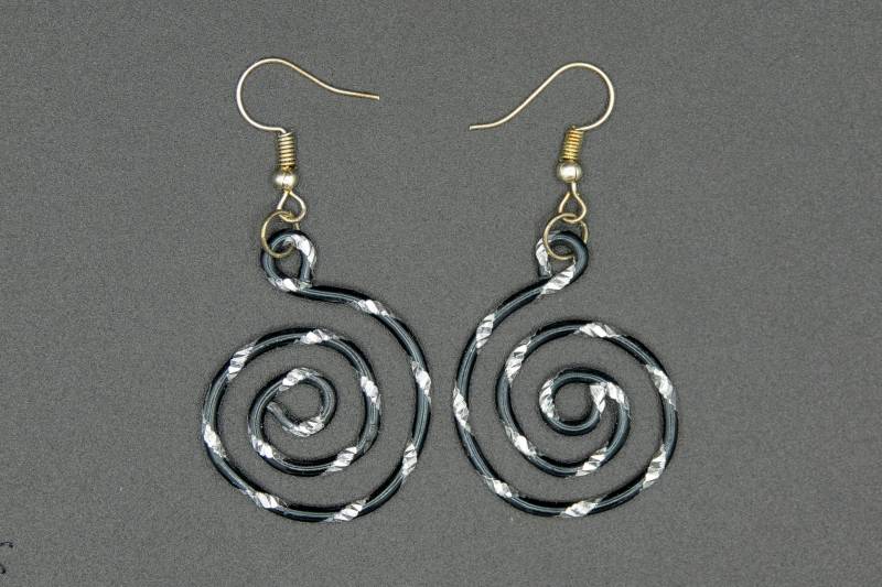 Ohrringe Aus Schwarz-Silbernem Aluminiumdraht von CreativebeadcraftDE