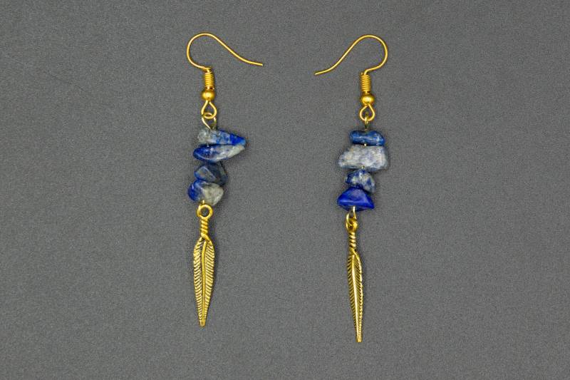 Ohrringe Mit Lapislazuli-Chips Und Feder-Charm von CreativebeadcraftDE