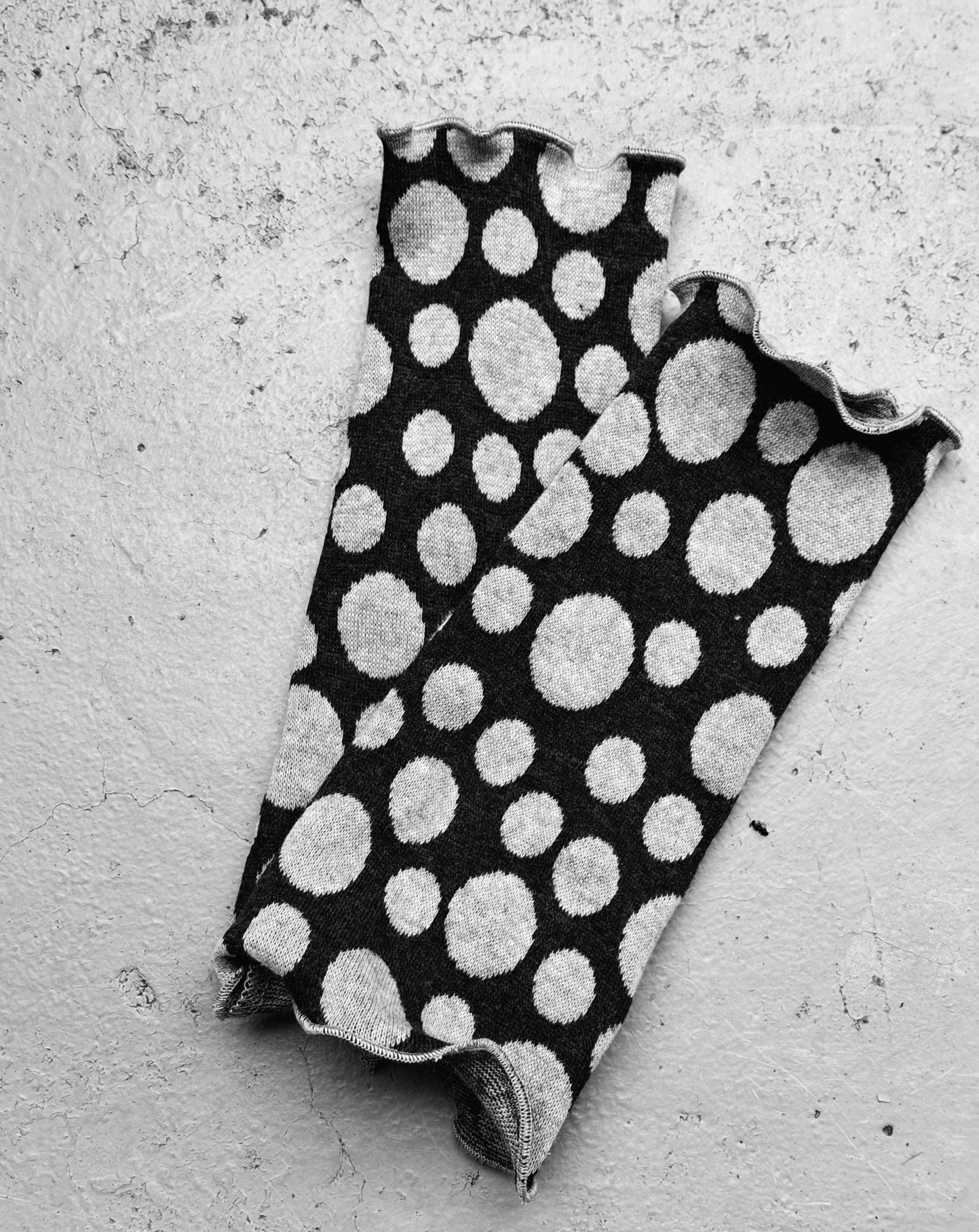 Armstulpen Stulpen, Pulswärmer Aus Jacquard Baumwoll Strickstoff Grau Mit Hellgrauen Punkten von Creativstoffe