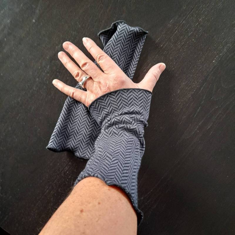 Armstulpen Stulpen, Pulswärmer Aus Weichem Bio Jacquard Jersey Fischgrät Schwarz Grau von Creativstoffe