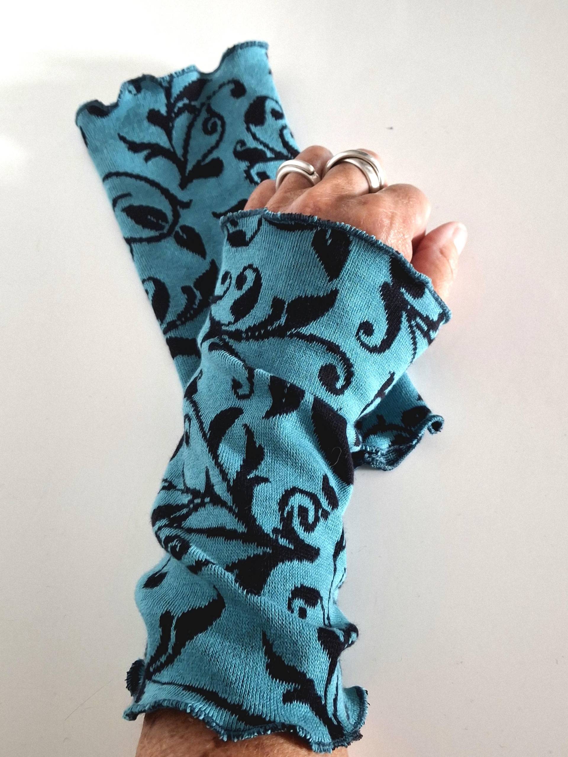 Baumwoll Stulpen, Armstulpen, Pulswärmer Aus Jacquard Strick Petrol Schwarze Blüten Baumwoll Stulpen, Armstulpen, Pulswärmer Aus Jacquard Strick Petrol Schwarze Blüten von Creativstoffe