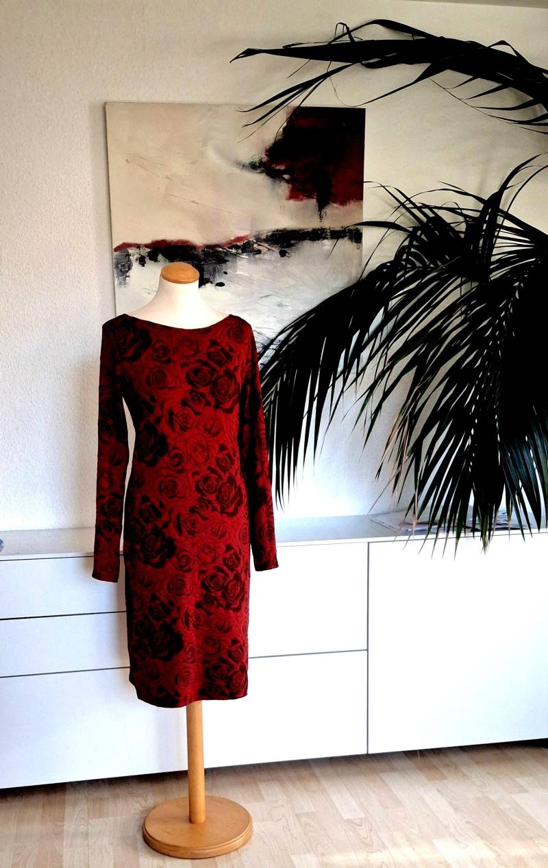 Cloque Jersey Kleid Dunkelrot U-Boot Ausschnitt Rosen Bordeaux von Creativstoffe