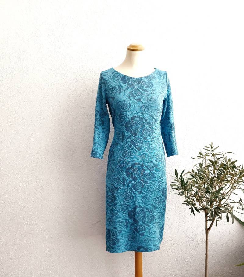 Cloque Kleid Hellblau Mit Rundhalsausschnitt Rosenmuster von Creativstoffe