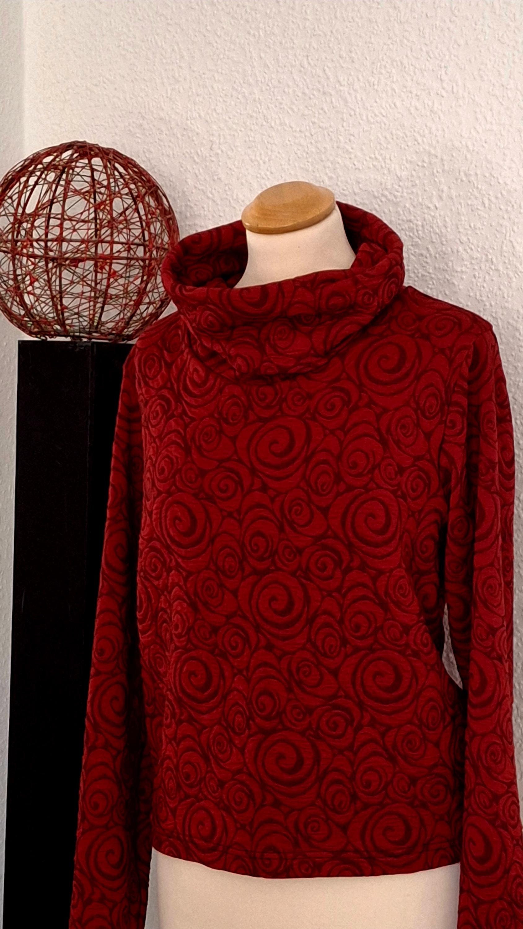Dunkelroter Cloque Pulli Spiralen von Creativstoffe
