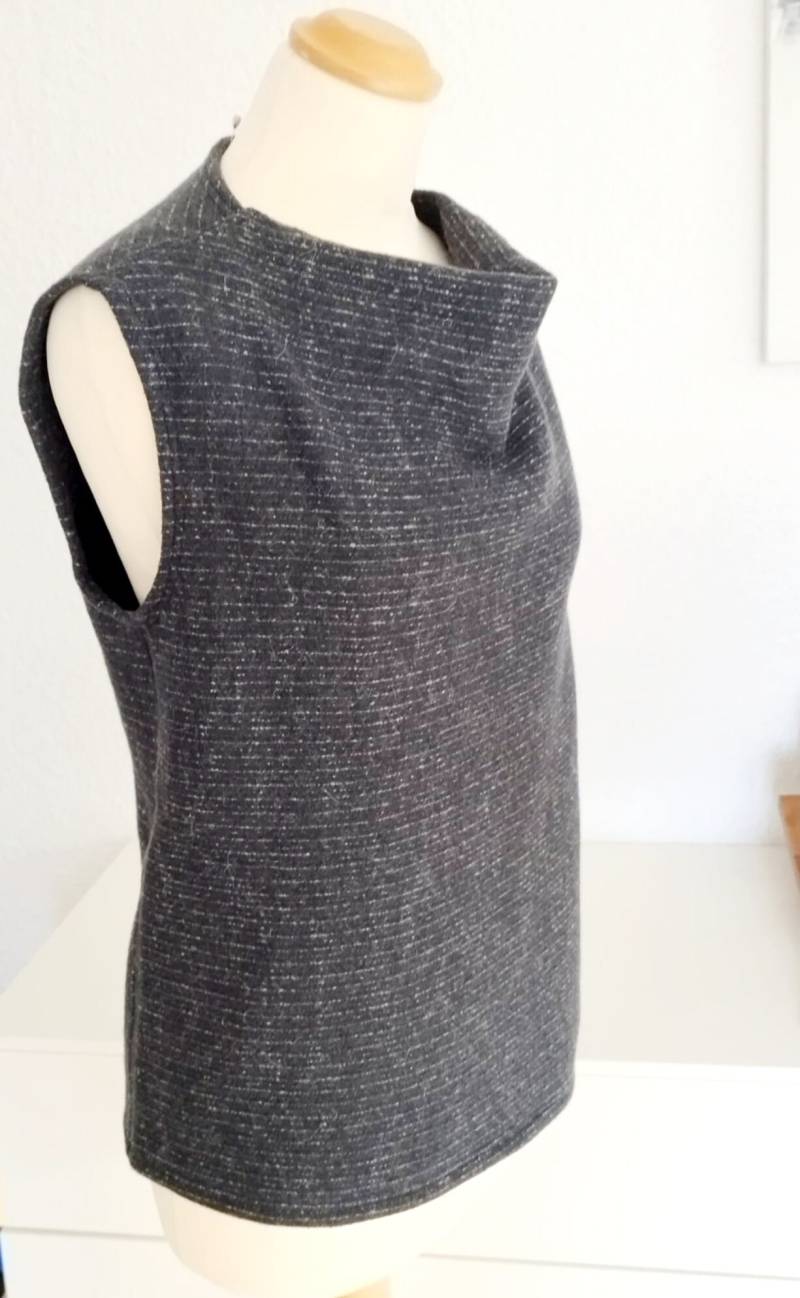 Grauer Pullunder Aus Merino Walk Mit Außergewöhnlichem Kragen von Creativstoffe