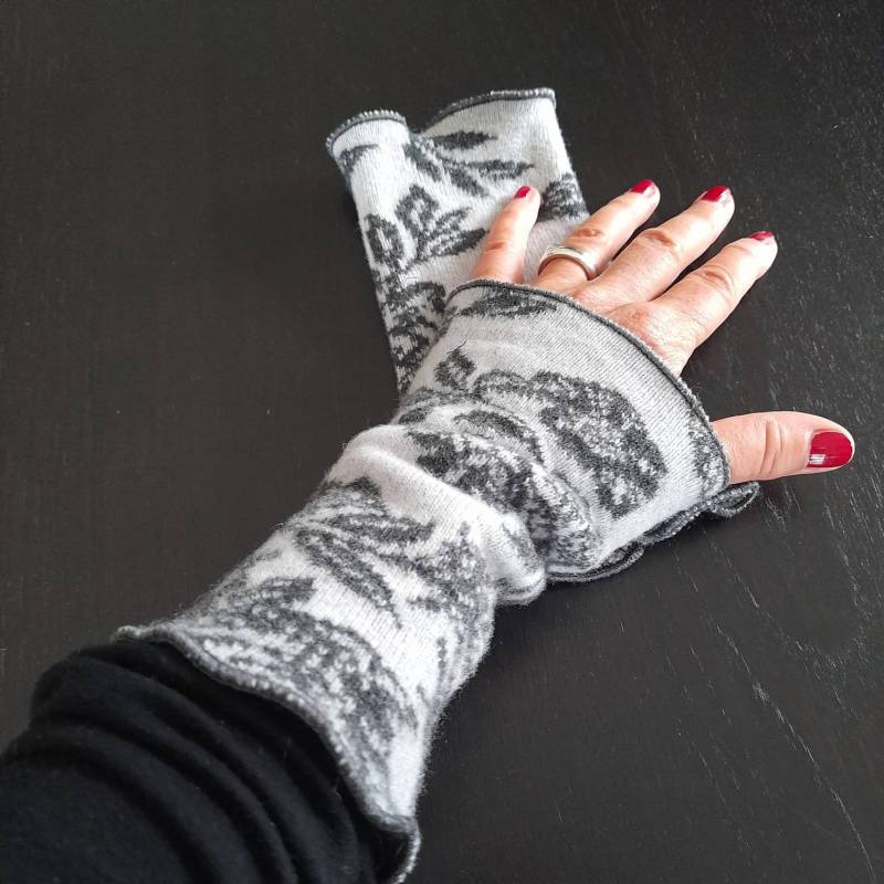 Hellgraue Merino Jacquard Strick Stulpen von Creativstoffe