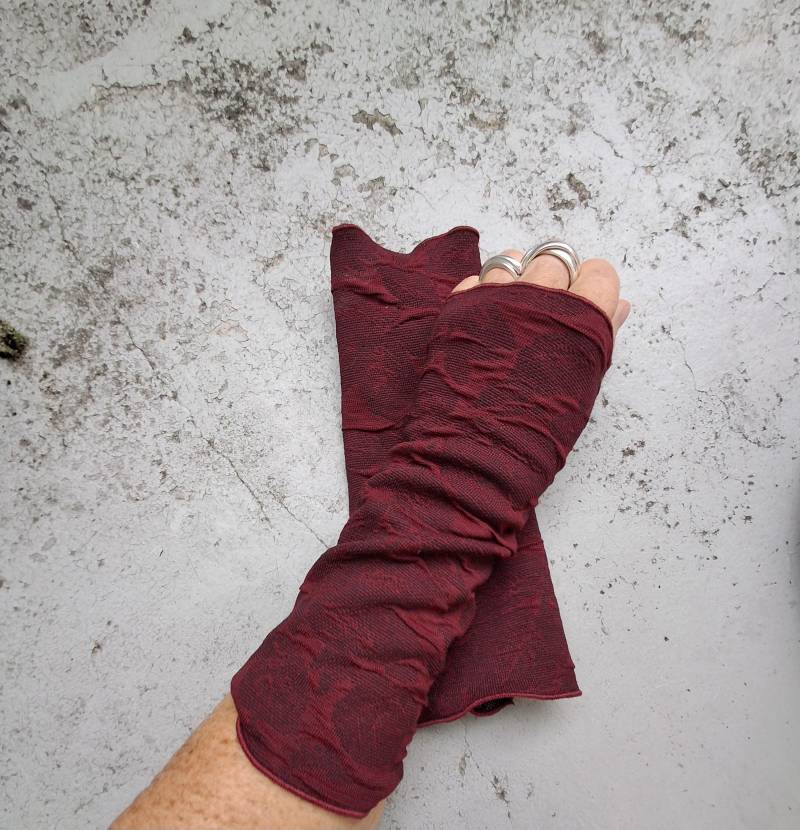 Jersey Stulpen Cloque in Bordeaux Florales Muster von Creativstoffe