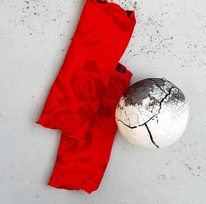 Jersey Stulpen Cloque in Signalrot Rosenmuster von Creativstoffe