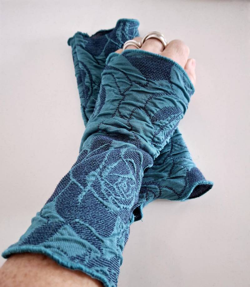 Jersey Stulpen Cloque in Türkis Blumenmuster von Creativstoffe