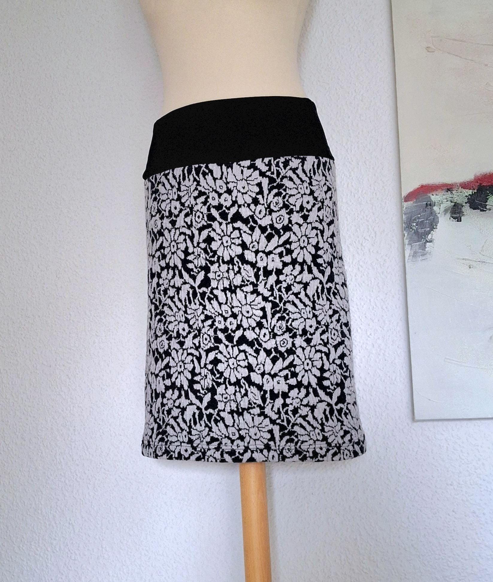 Knielanger Merino Jacquard Strick Rock Dunkelgrau Mit Hellgrauen Blüten 100% Wolle von Creativstoffe