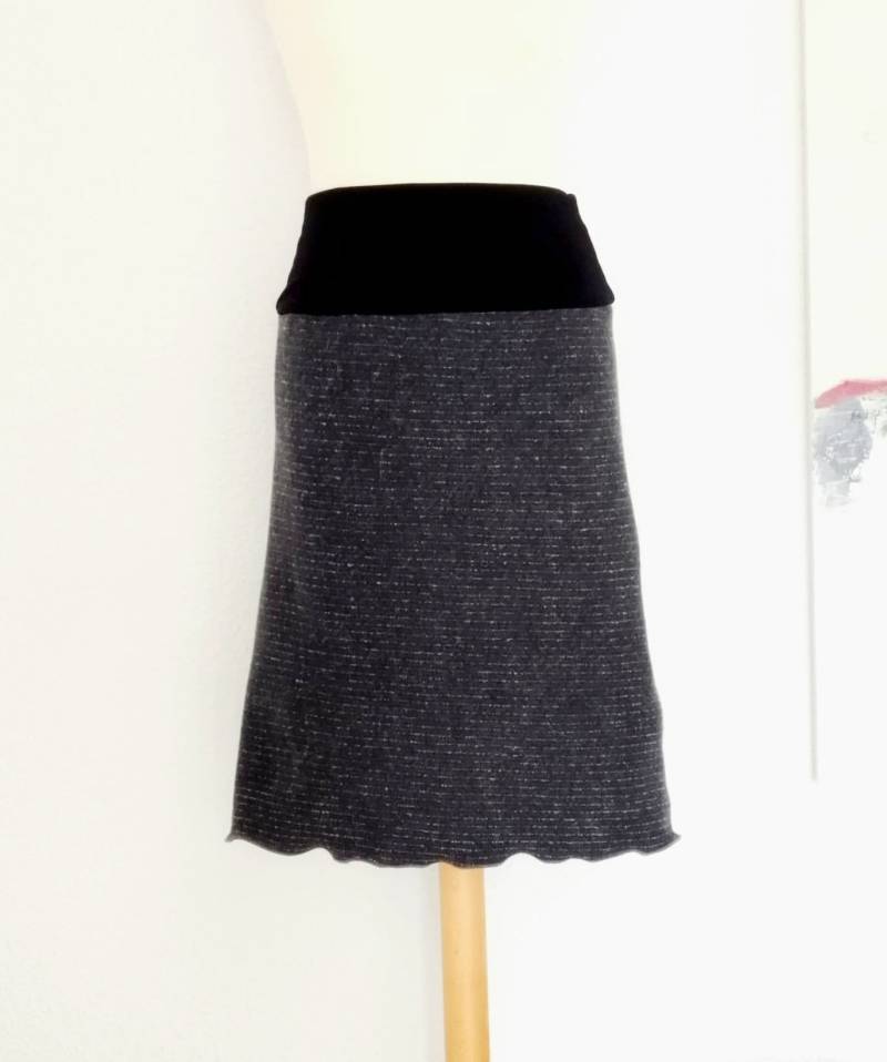 Knielanger Merino Walk Rock Grau Mit Feinen Streifen von Creativstoffe