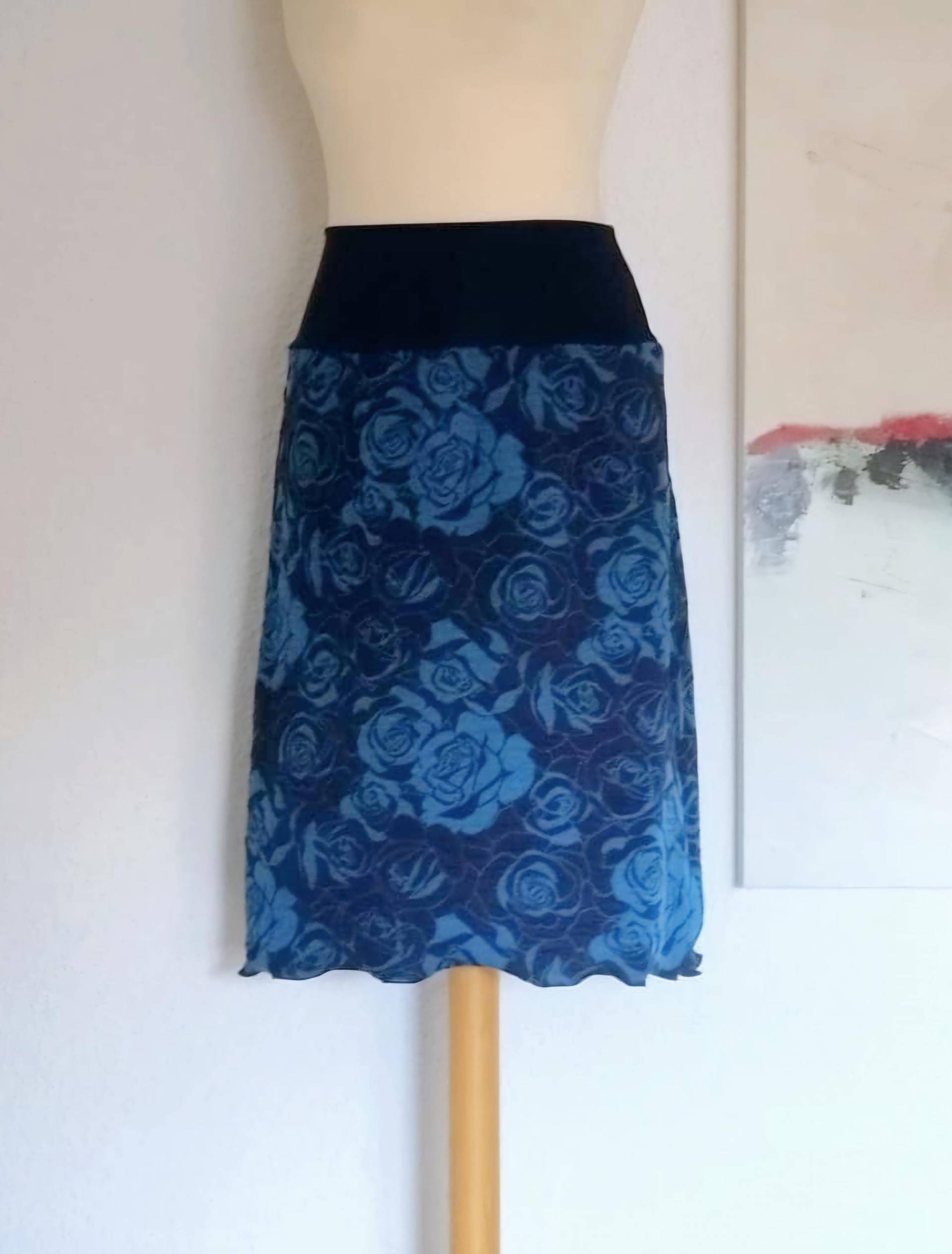 Knielanger Rock Aus Cloque Jersey Mit Bund in Dunkelblau Rosenmuster von Creativstoffe