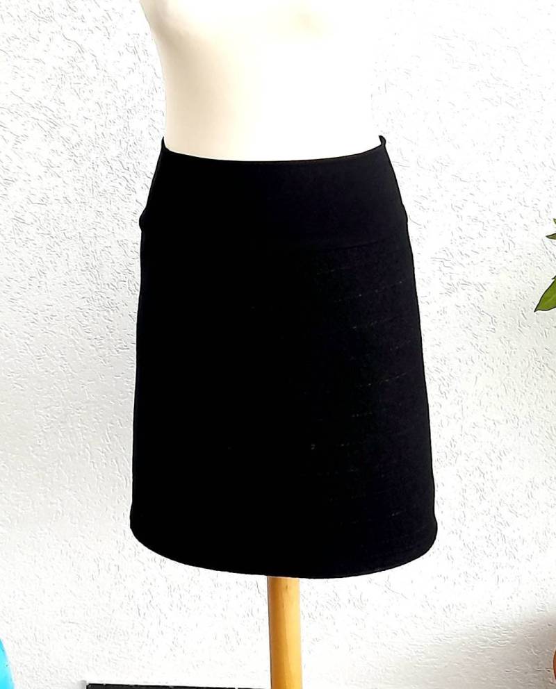 Kurzrock Überrock, Cacheur Aus Merino Walk Schwarz Mit Feinen Grauen Streifen von Creativstoffe