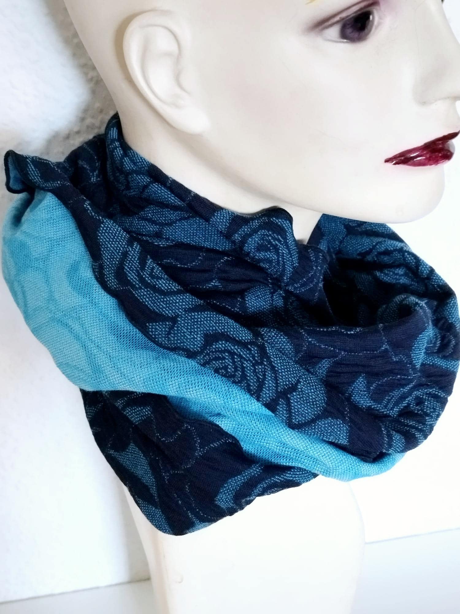 Loop Aus Cloque Jersey in Blau Rosenmuster von Creativstoffe