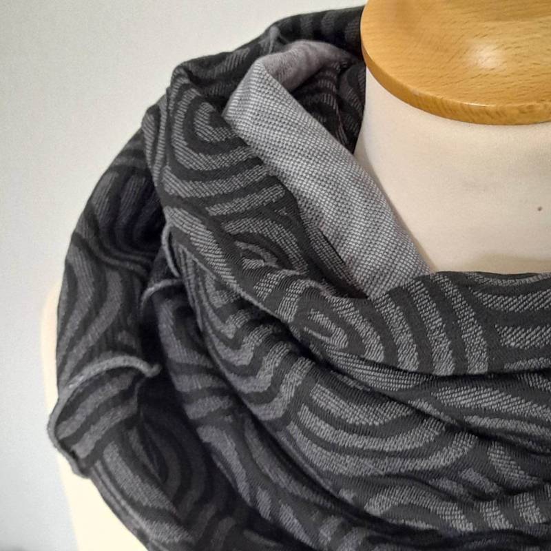 Loop Aus Cloque Jersey in Dunkelgrau Mit Schwarzen Spiralen von Creativstoffe