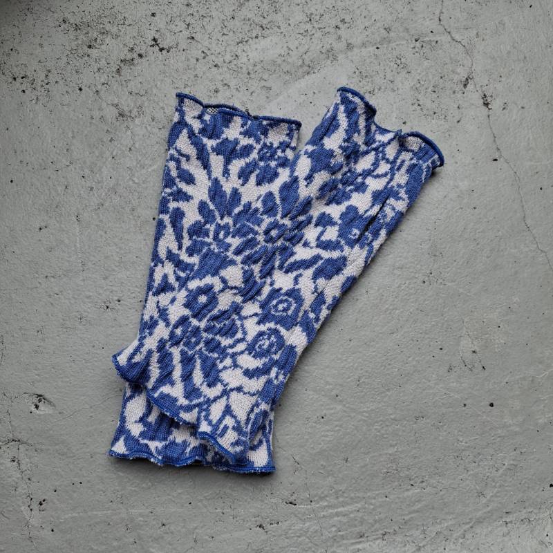 Merino Jacquard Strick Stulpen Aus Reiner Wolle Naturweiß Mit Blauen Blüten von Creativstoffe