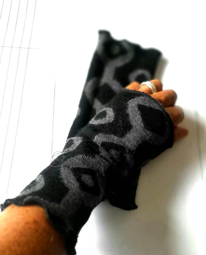 Merino Jacquard Strick Stulpen Schwarz Grau von Creativstoffe