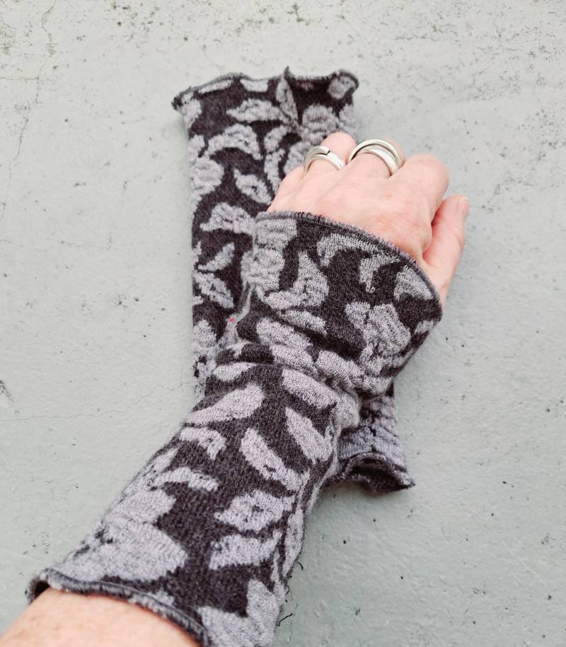 Merino Jacquard Strick Stulpen in Grau Mit Hellgrauen Blüten von Creativstoffe