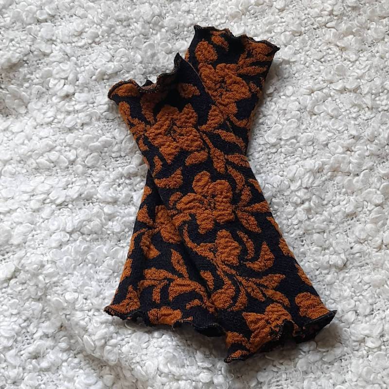 Merino Jacquard Strick Stulpen in Schwarz Senfgelb Aus Reiner Wolle von Creativstoffe