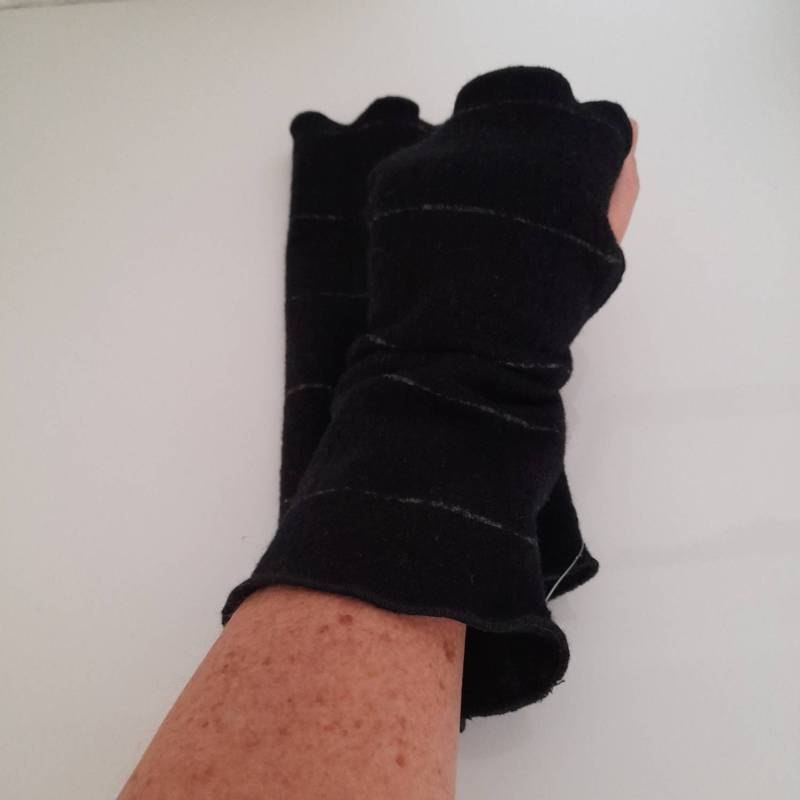 Merino Walk Stulpen Schwarze Mit Feinen, Grauen Streifen Und Daumenöffnung von Creativstoffe