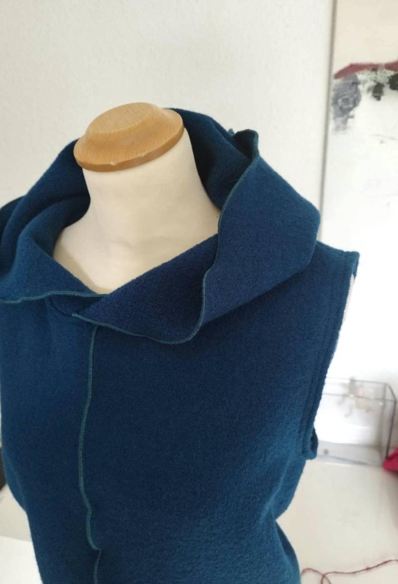 Pullunder Aus Walk Mit Kapuze Reiner Wolle.in Petrol von Creativstoffe