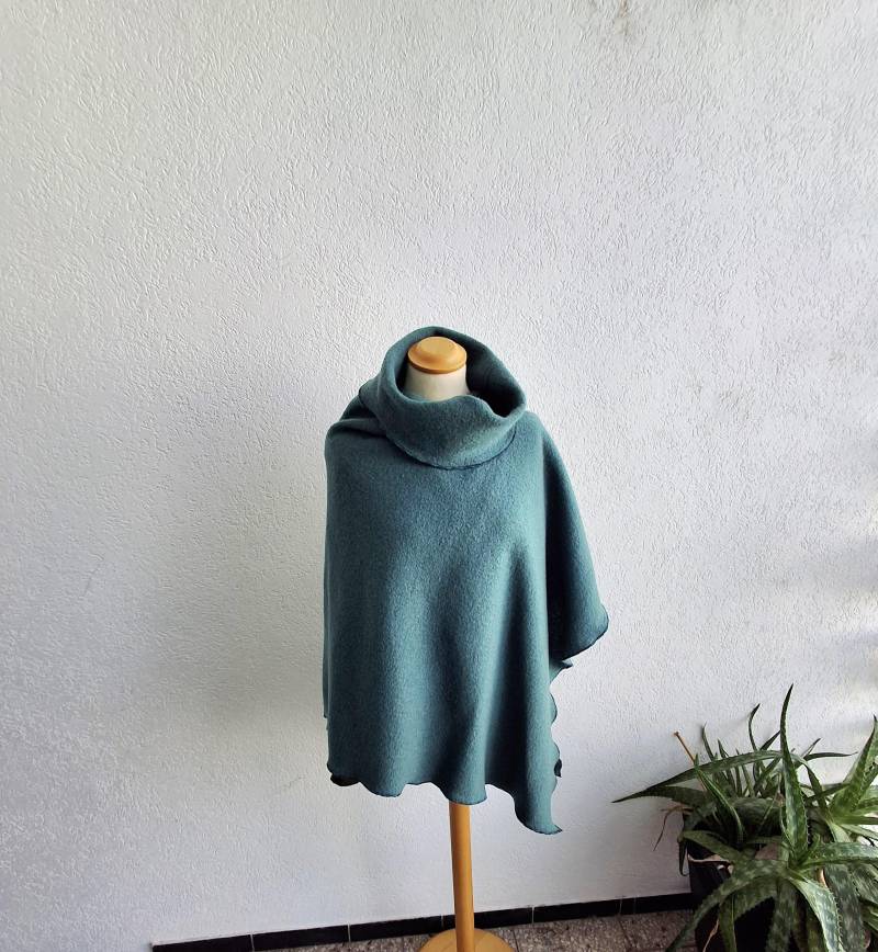 Rollkragen Poncho Aus Walk Reiner Wolle in Mindgrün von Creativstoffe