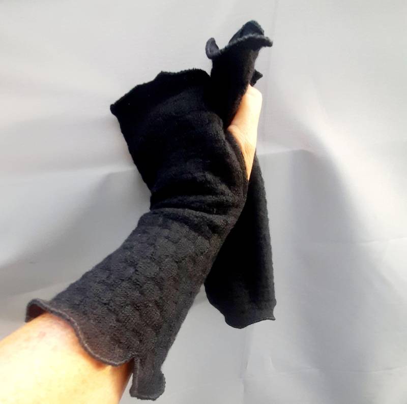 Schwarze Armstulpen Aus Merino Strickstoff Mit Daumenöffnung von Creativstoffe