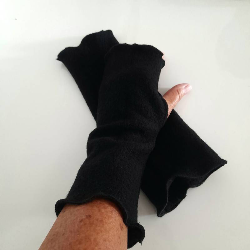 Schwarze Armstulpen Aus Merino Walk Mit Daumenöffnung von Creativstoffe