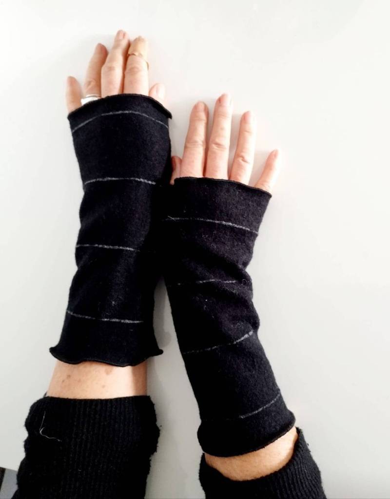 Schwarze Walkstulpen Aus Merino Walk Mit Feinen Grauen Streifen von Creativstoffe