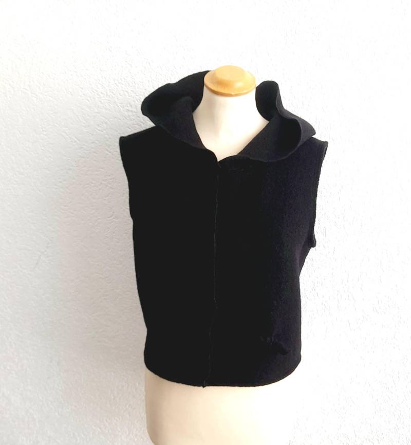 Schwarzer Pullunder Aus Walk Mit Kapuze Reiner Wolle von Creativstoffe