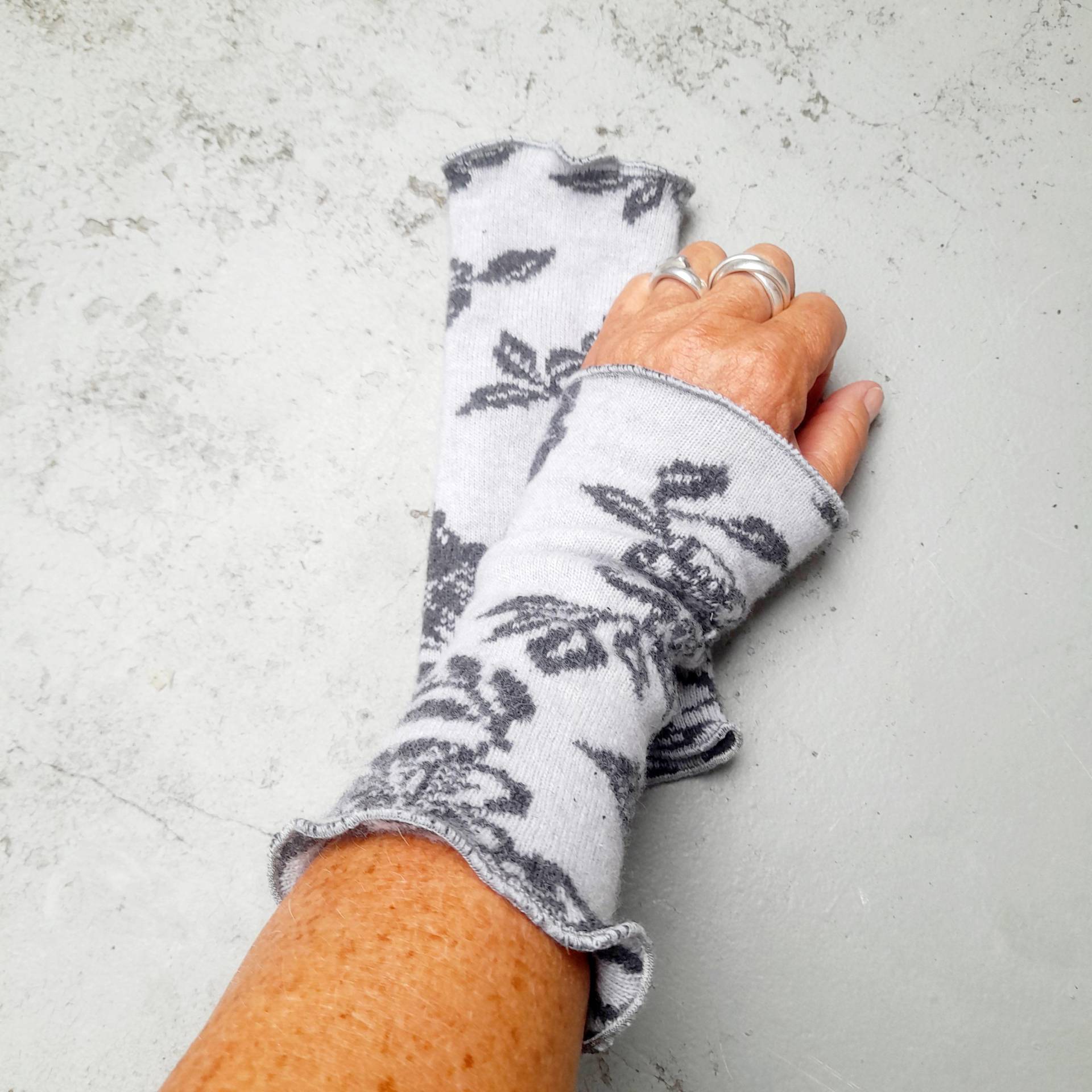 Stulpen, Armstulpen, Pulswärmer Aus Jacquard Strick Hellgrau Mit Grauen Blüten Wolle Stulpen, Armstulpen, Pulswärmer Aus Jacquard Strick Hellgrau Mit Grauen Blüten Wolle von Creativstoffe