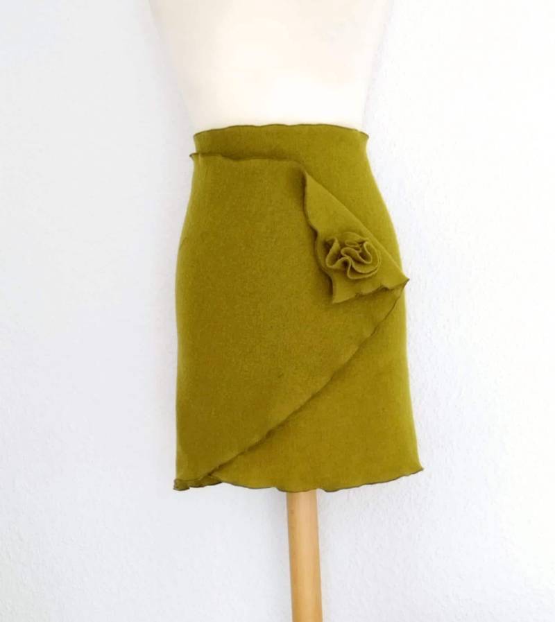 Walk Cacheur, Überrock, Stola Aus Reiner Wolle in Kiwigrün Mit Blüte von Creativstoffe