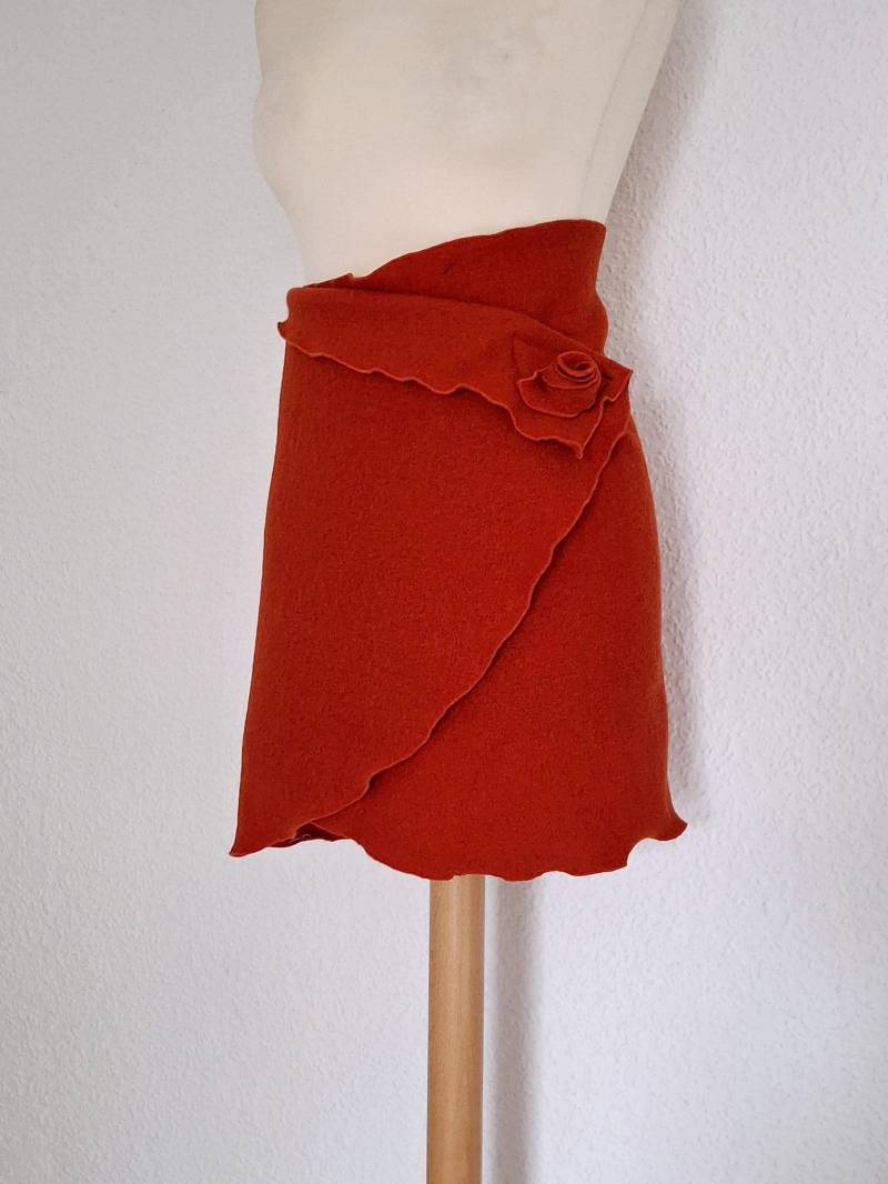 Walk Cacheur, Überrock, Stola Aus Reiner Wolle in Orange Mit Blüte von Creativstoffe