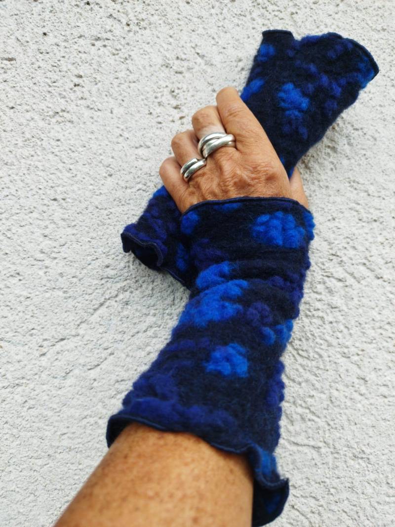 Walk Strick Stulpen Dunkelblau Mit Azurblauen Blumen von Creativstoffe