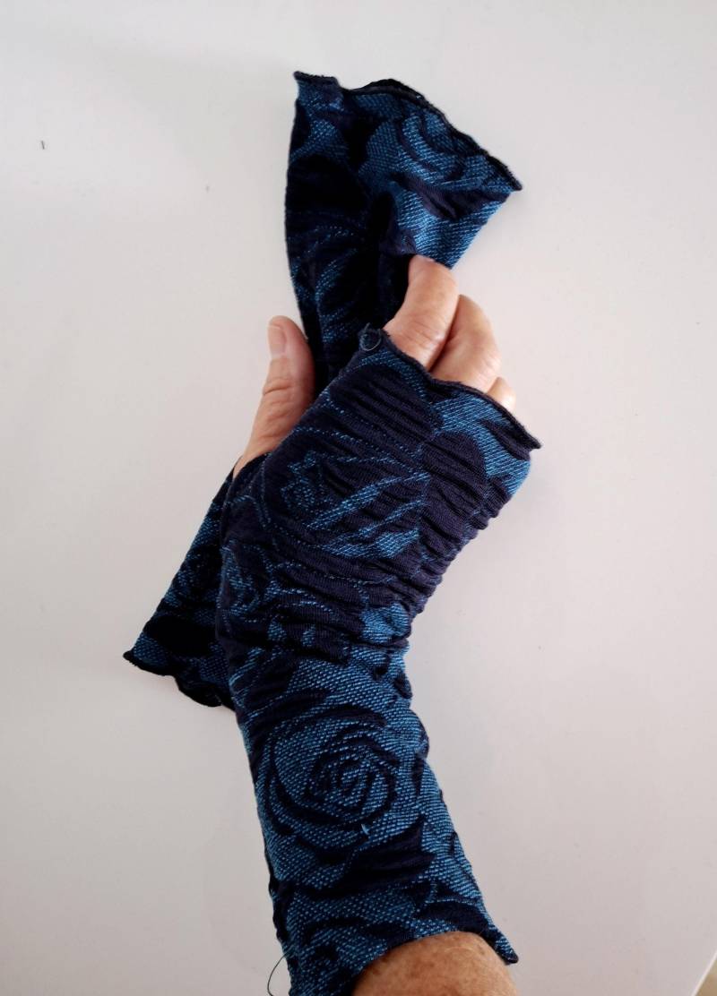 stulpen, Armstulpen, Pulswärmer Aus Cloque Jersey in Dunkelblau Mit Helleren Rosenmuster Und Daumenöffnung von Creativstoffe