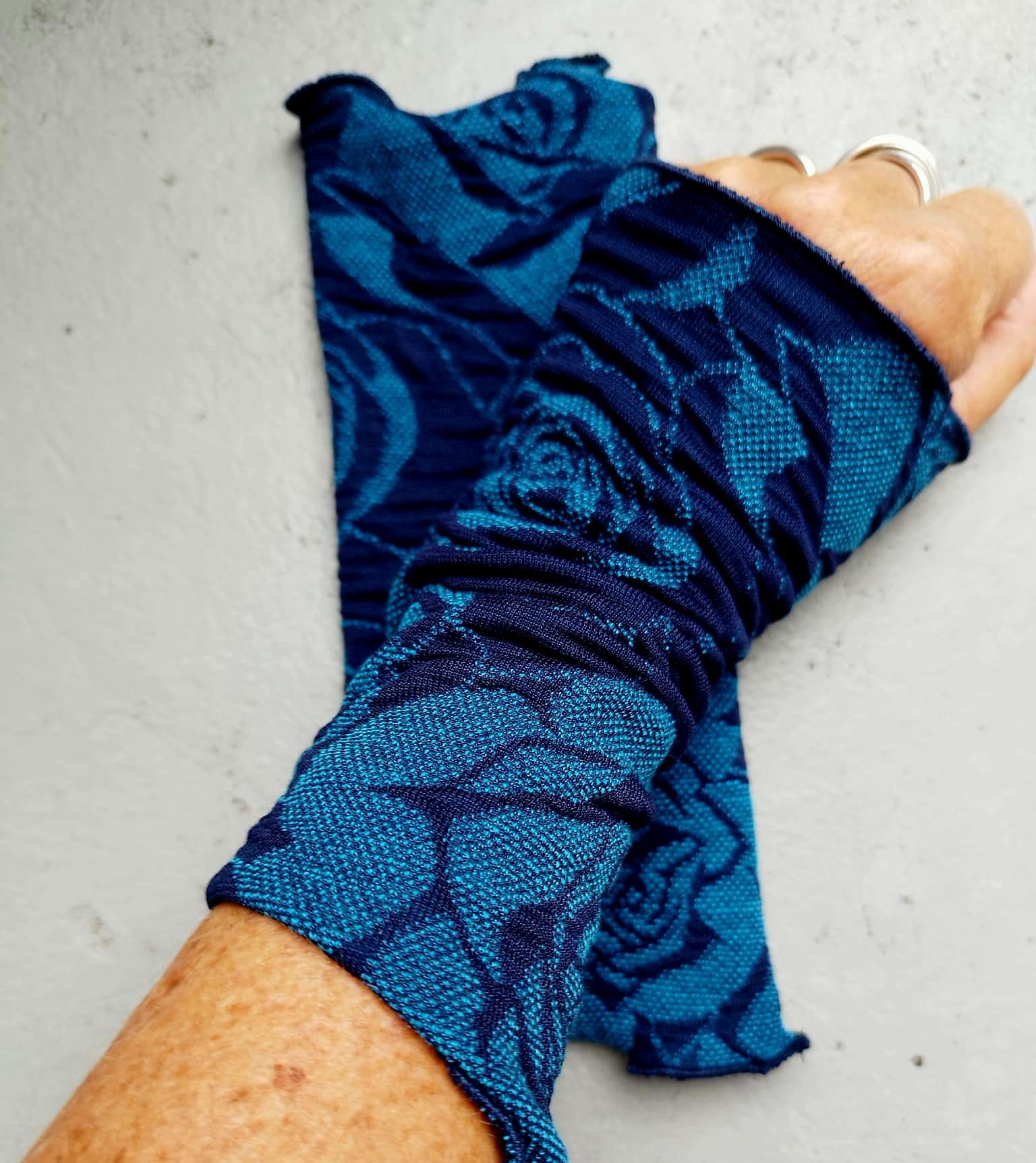 stulpen, Armstulpen, Pulswärmer Aus Cloque Jersey in Dunkelblau Mit Helleren Rosenmuster von Creativstoffe