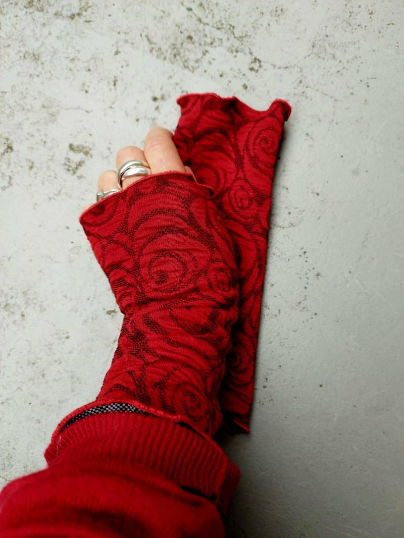 stulpen, Armstulpen, Pulswärmer Aus Cloque Jersey in Dunkelrot Spiralmuster von Creativstoffe