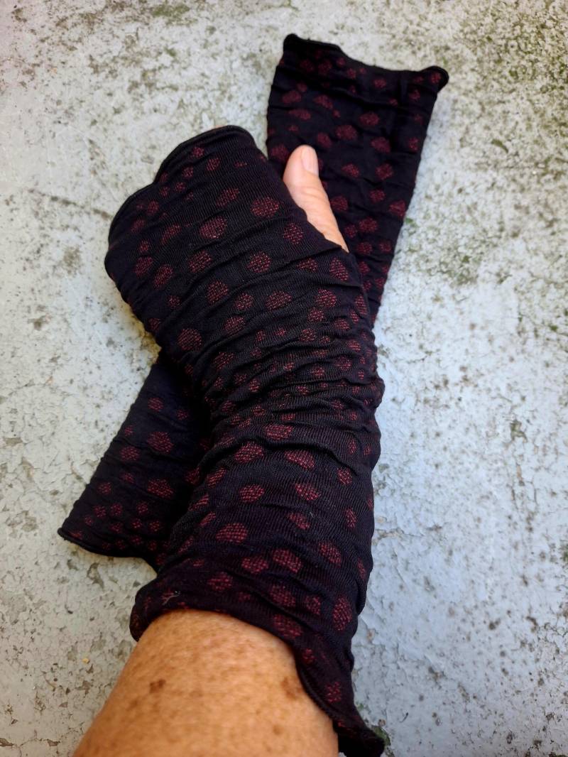 stulpen, Armstulpen, Pulswärmer Aus Cloque Jersey in Schwarz Bordeaux Farbenen Punkten Mit Daumenöffnung von Creativstoffe