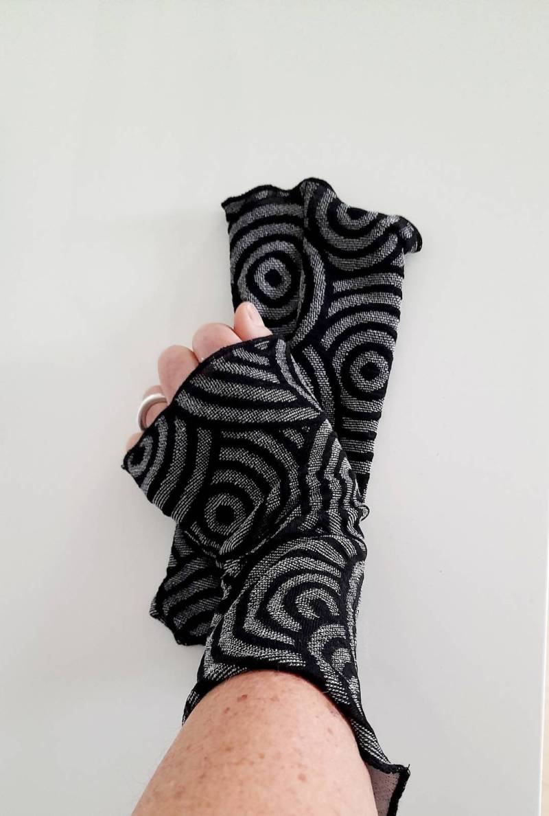 stulpen, Armstulpen, Pulswärmer Aus Cloque Jersey in Schwarz Mit Hellgrau Oder Dunklem Grau von Creativstoffe