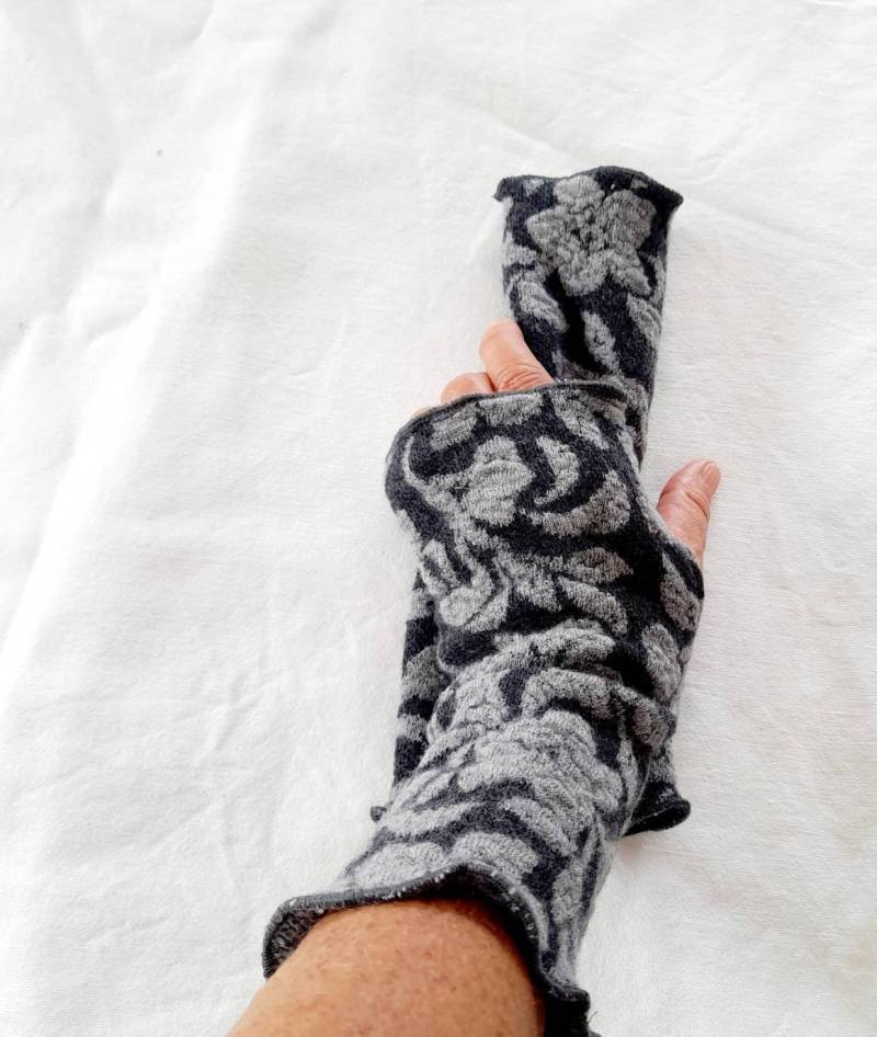 stulpen Aus Reiner Merino Jacquard Wolle Mit Daumenöffnung Grau von Creativstoffe