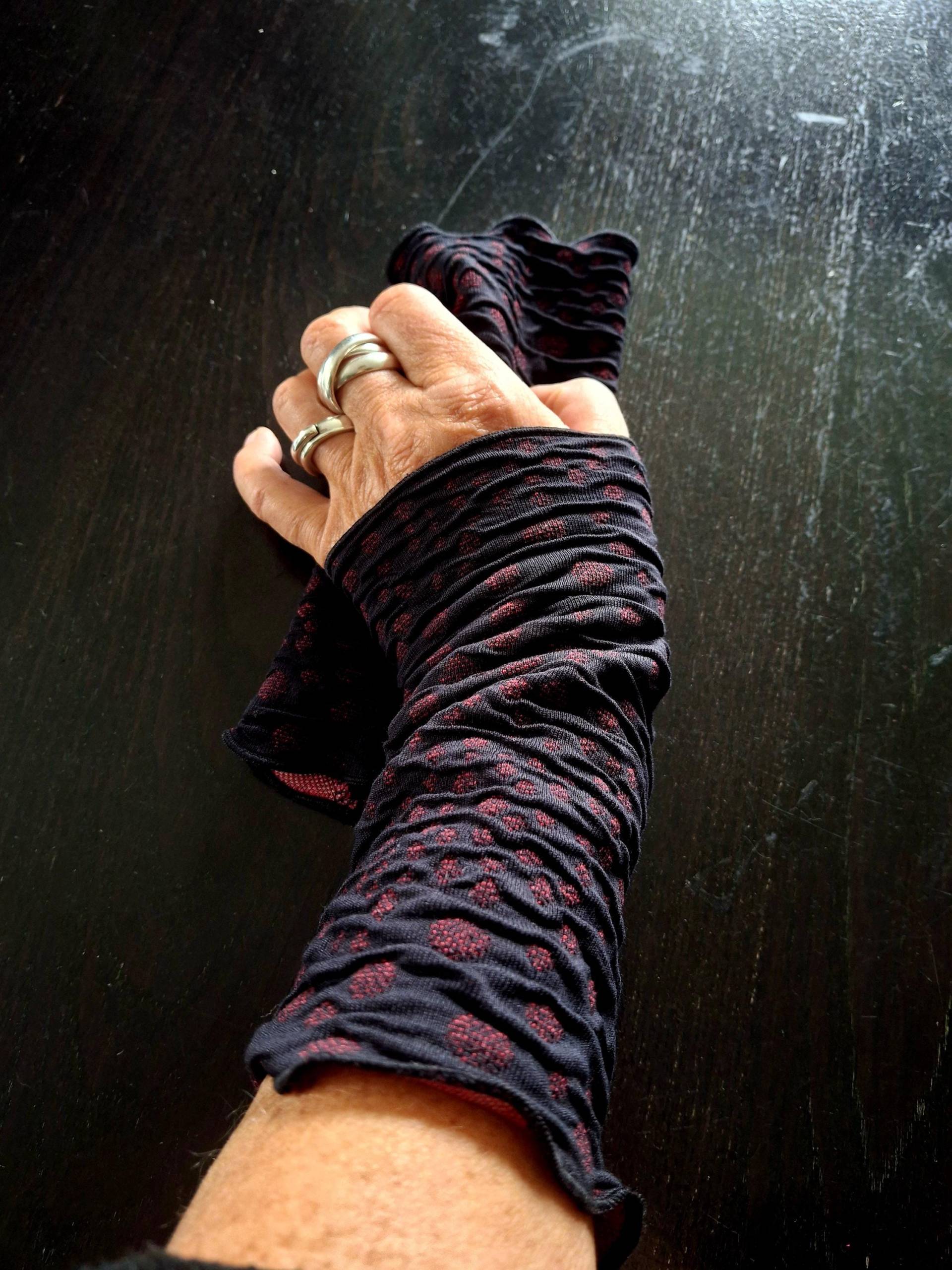 stulpen Cloque Jersey in Schwarz Mit Punkten Bordeaux von Creativstoffe