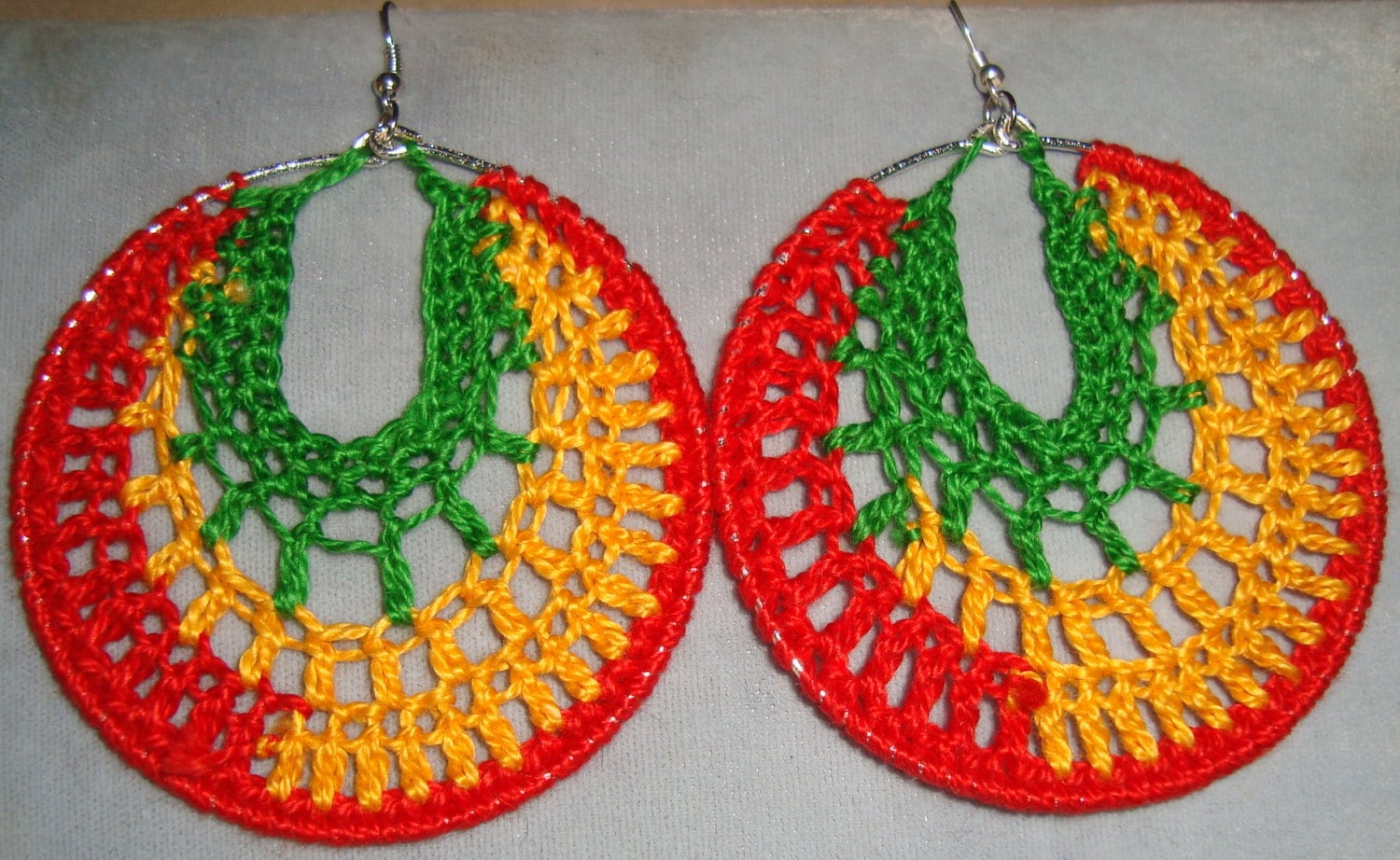 Mehrfarbige Rasta Gehäkelte Creolen - 4 Verschiedene Farben 23 cm Mehrfarbige Rasta Gehäkelte Creolen - 4 Verschiedene Farben 23 cm von CreattieAnnDesigns