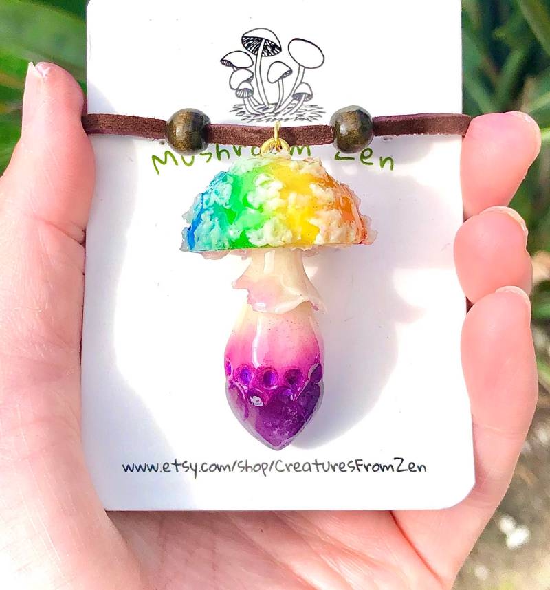 Petite Pride Monat Besonderer Regenbogen Glow in Dark Pilz Anhänger Amethyst von CreaturesFromZen